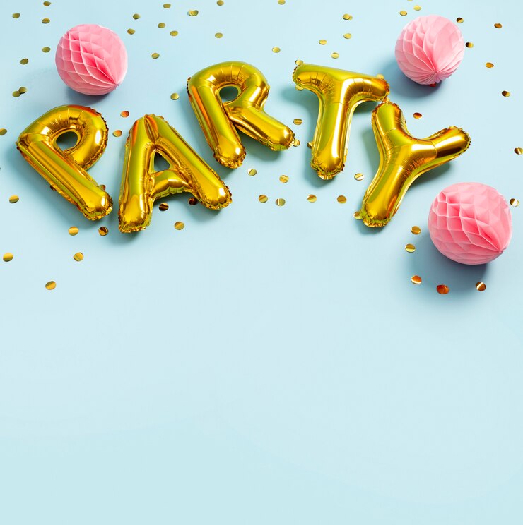 Foto gratuito arreglo de globos de fiesta de alto ángulo