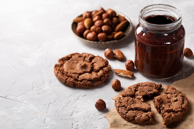 Foto gratuita arreglo de golosinas de chocolate de alto ángulo con espacio de copia