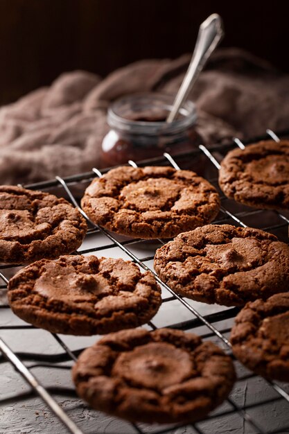 Arreglo de golosinas de chocolate de ángulo alto