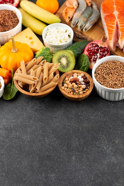 Arreglo de grupos de alimentos alto ángulo