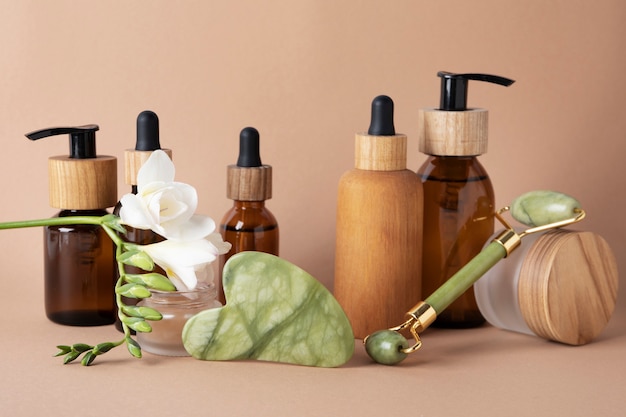 Arreglo de gua sha y productos para el cuidado.