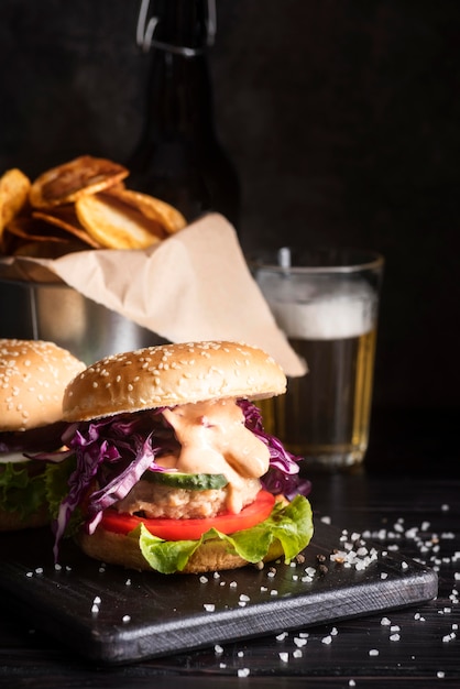 Foto gratuita arreglo de hamburguesa de aspecto delicioso en placa negra