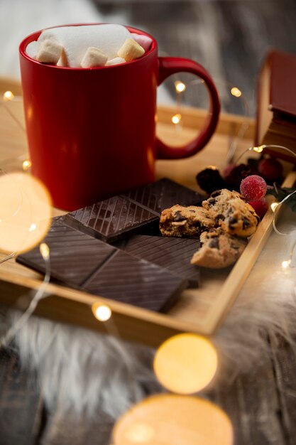 Arreglo de higge de invierno con taza de chocolate caliente