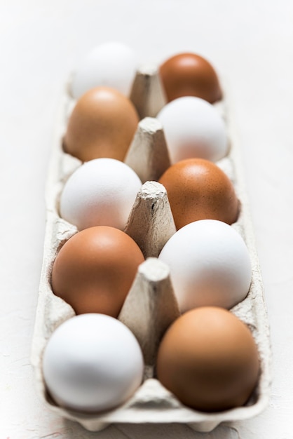 Foto gratuita arreglo de huevos de diferentes colores