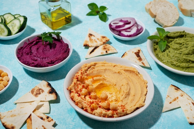 Foto gratuita arreglo de hummus delicioso de alto ángulo