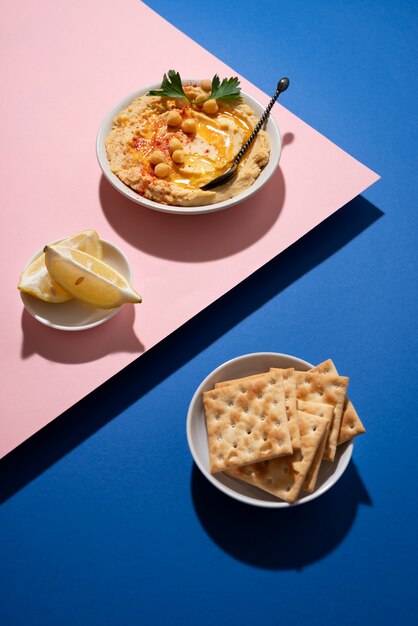 Arreglo de hummus y galletas de alto ángulo