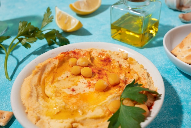 Arreglo de hummus y garbanzos en ángulo alto