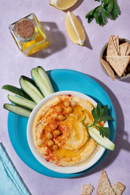 Foto gratuita arreglo de hummus y pepinos