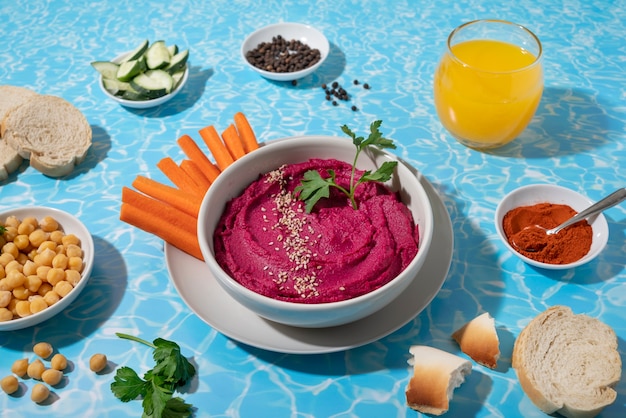 Arreglo de hummus y zanahorias en ángulo alto