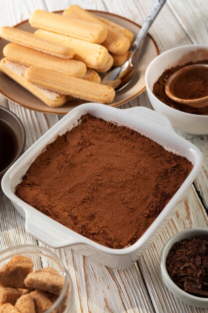 Arreglo de ingredientes sabroso tiramisú ángulo alto