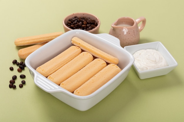 Foto gratuita arreglo de ingredientes de tiramisú sabroso de alto ángulo