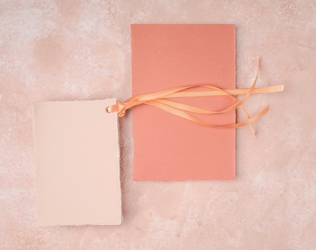 Arreglo de invitaciones de boda minimalista