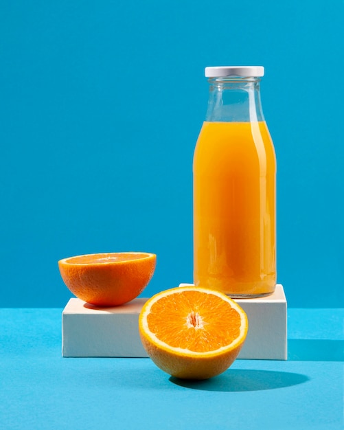 Foto gratuita arreglo de jugo de naranja y frutas