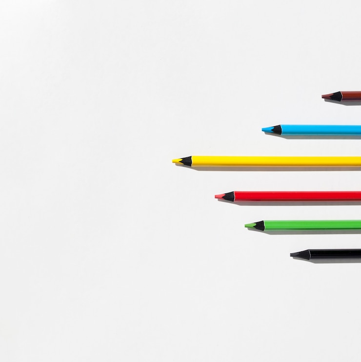 Foto gratuito arreglo de lápices de colores