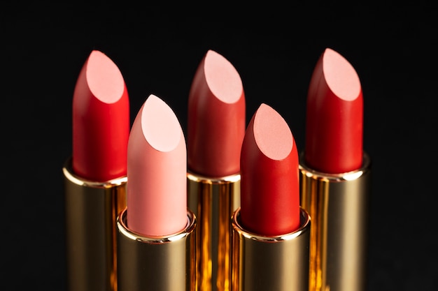 Arreglo de lápices labiales rojos de cerca