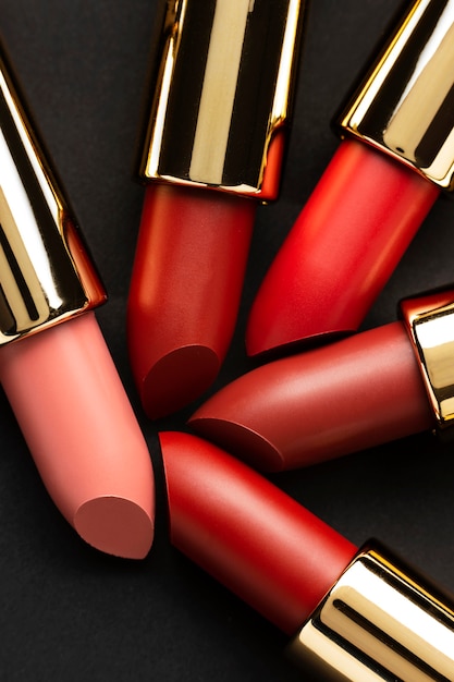 Arreglo de lápices labiales rojos laicos planos