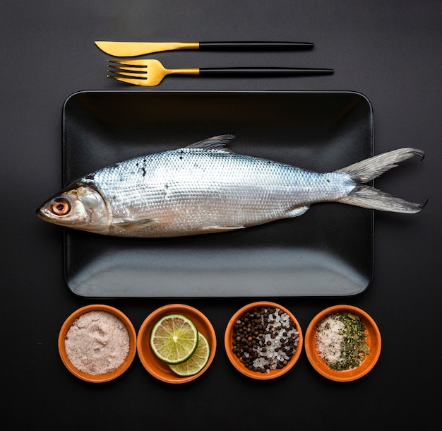 Foto gratuita arreglo lat plano con pescado en bandeja