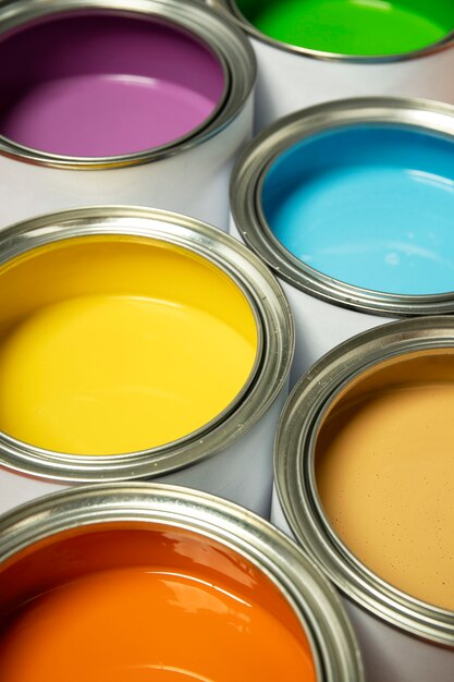 Arreglo de latas de pintura colorida de alto ángulo
