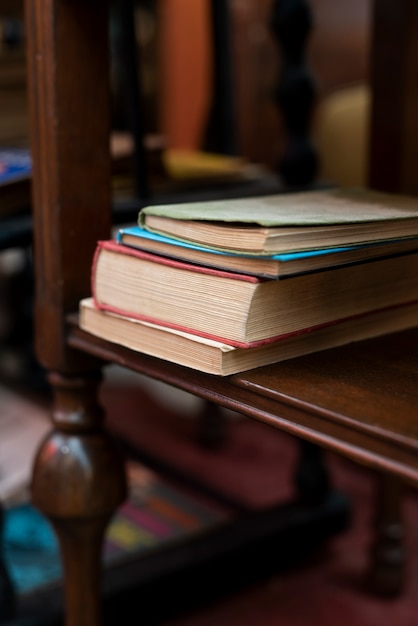 Foto gratuita arreglo de libros antiguos en el mercado de segunda mano