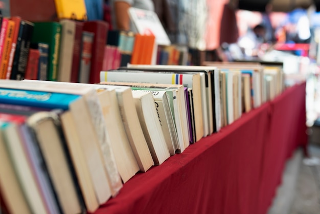 Arreglo de libros antiguos en el mercado de segunda mano