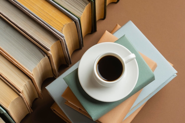 Arreglo de libros con taza de café