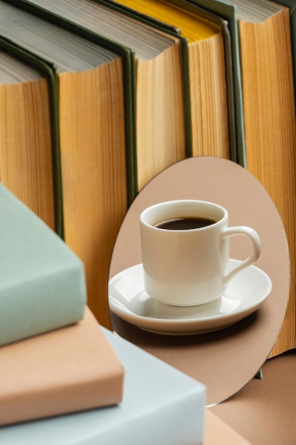 Arreglo de libros con taza de café