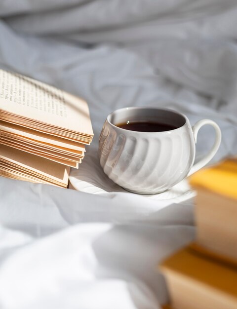 Arreglo con libros y taza