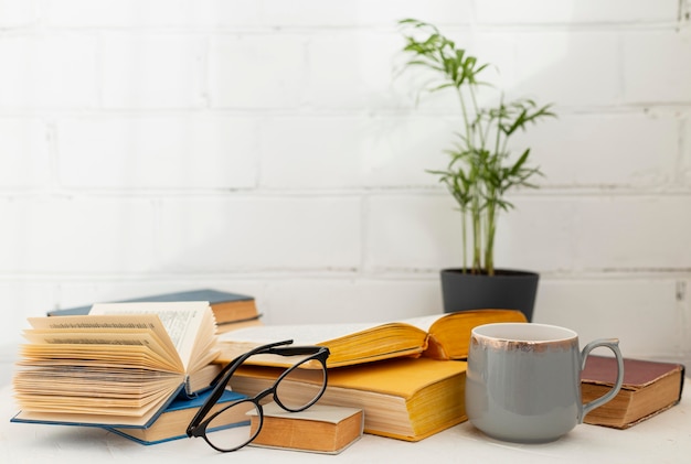 Arreglo con libros y taza