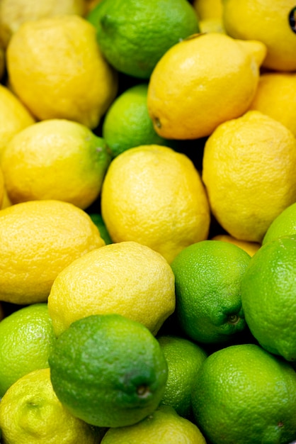 Arreglo de limones y limas de alto ángulo.