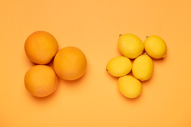 Arreglo de limones y naranjas de vista superior