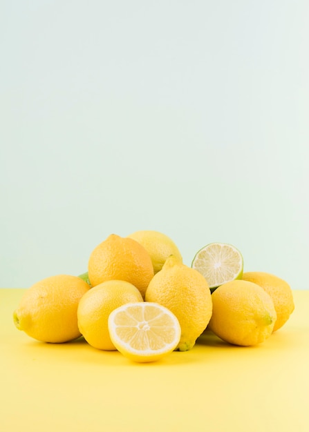 Arreglo de limones orgánicos sobre la mesa.