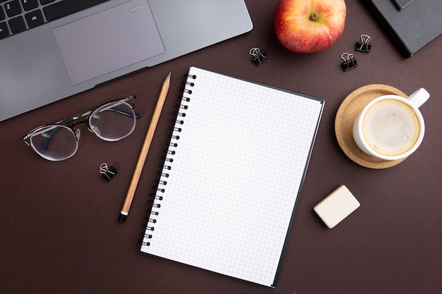 Foto gratuita arreglo de lugar de trabajo moderno con cuaderno vacío