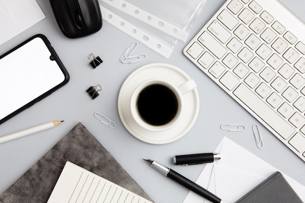 Foto gratuita arreglo de lugar de trabajo moderno con taza de café