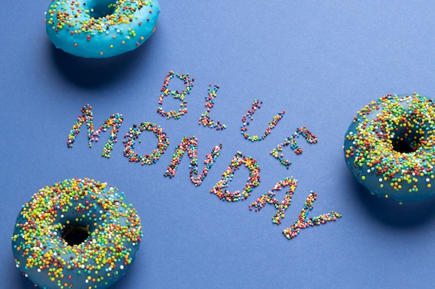 Arreglo de lunes azul de alto ángulo con donas