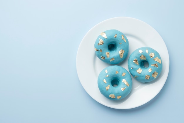 Foto gratuita arreglo de lunes azul con donas