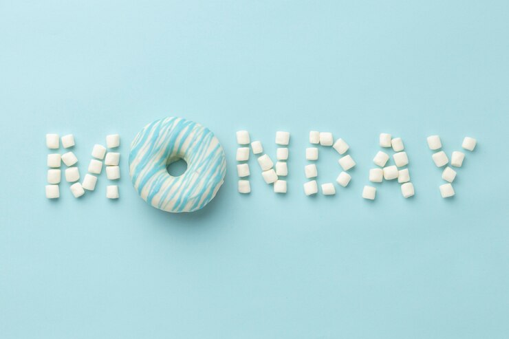 Foto gratuito arreglo de lunes azul con donut