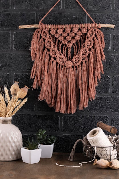 Arreglo de macramé boho en interiores