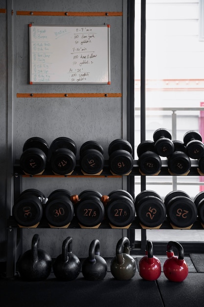 Arreglo de mancuernas en gimnasio