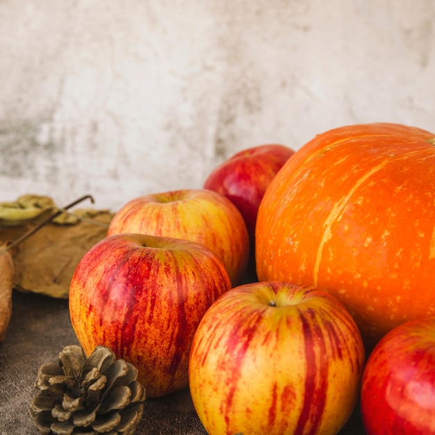 Arreglo con manzanas y calabaza