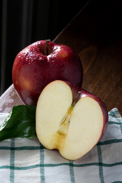 Arreglo de manzanas deliciosas de alto ángulo