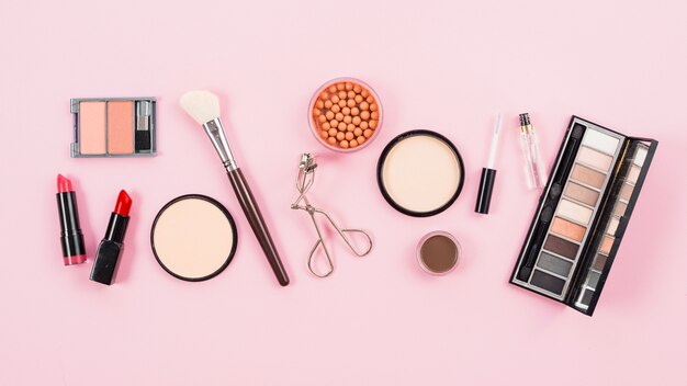 Arreglo de maquillaje y productos cosméticos de belleza.