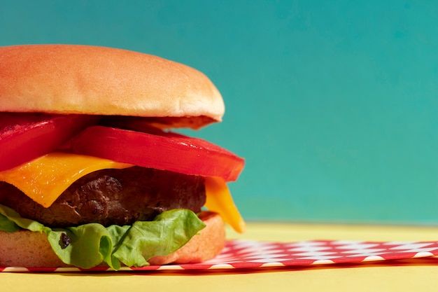 Arreglo con media hamburguesa con queso y fondo azul