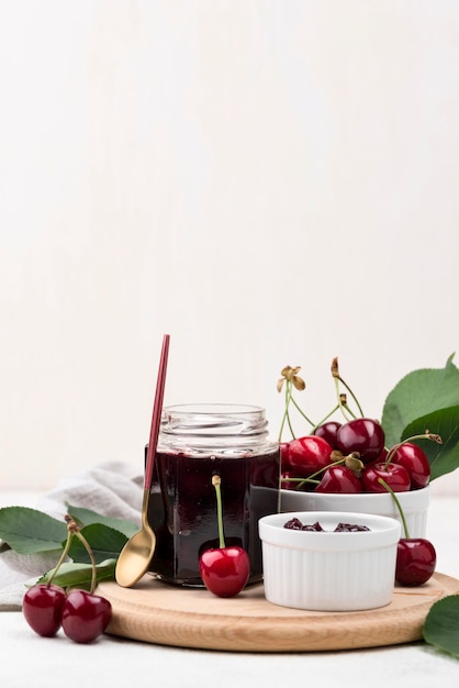 Foto gratuita arreglo con mermelada de cerezas