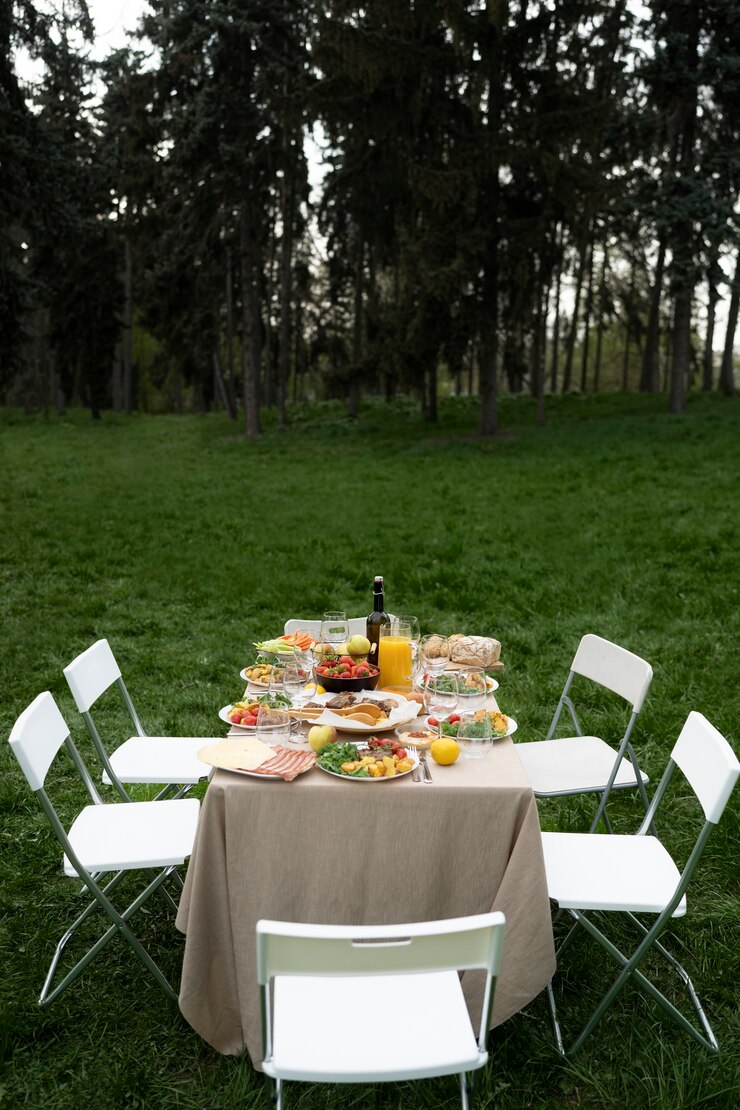 Foto gratuito arreglo de mesa de ángulo alto al aire libre