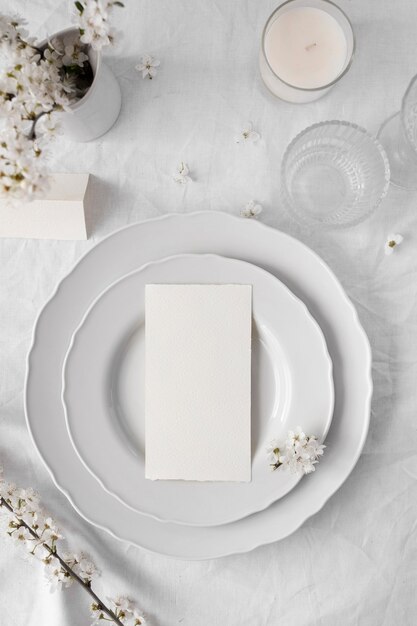 Arreglo de mesa blanca para una deliciosa comida.