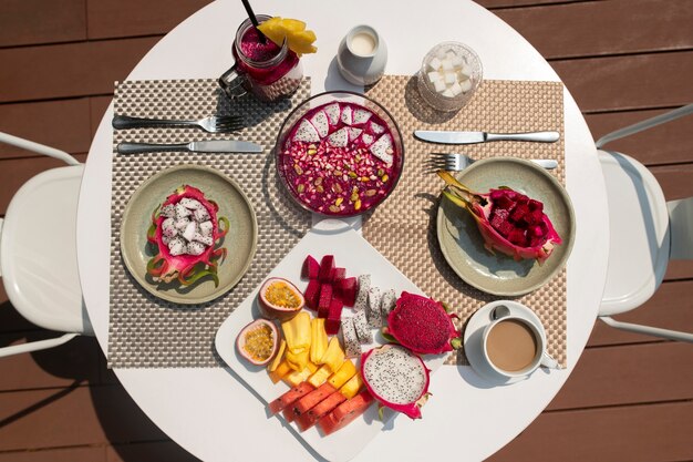 Arreglo de mesa con bocadillos de fruta del dragón al aire libre