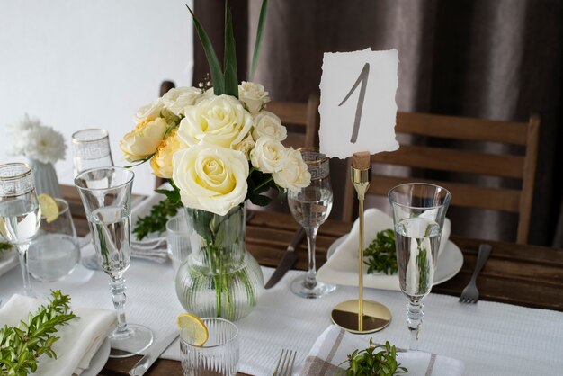 Arreglo de mesa de boda de alto ángulo con flores.