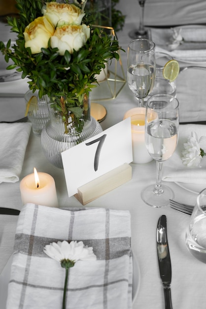 Arreglo de mesa de boda de alto ángulo con plantas.