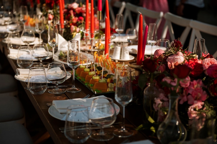 Foto gratuito arreglo de mesa de boda de alto ángulo