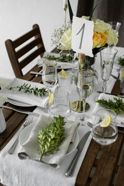 Arreglo de mesa de boda con flores de ángulo alto.